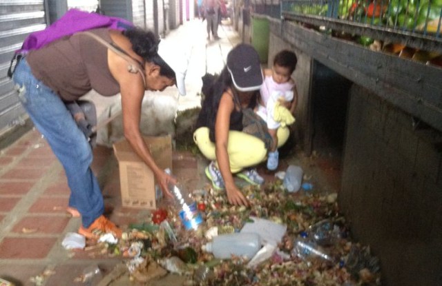 la-gente-busca-en-basura-venezuela
